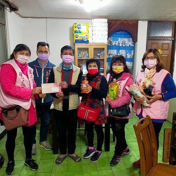 游里長感謝新北市健康關懷協會執行長及理事們提供的物資，親送至低收獨居老人家關懷拜訪。圖取自游志鴻里長臉書