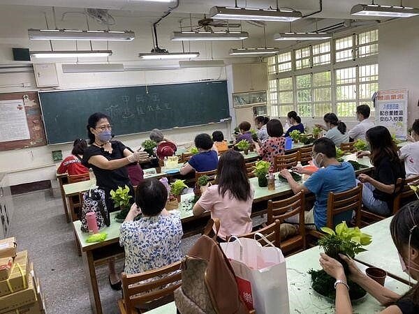 中興里安排植栽小苔球課程，受到里民歡迎。圖取自游志鴻里長臉書