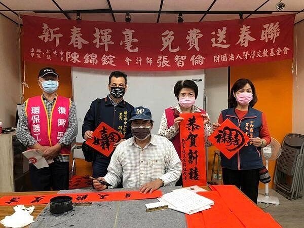 新春時游里長邀請書法家揮毫送春聯應景。圖取自游志鴻里長臉書