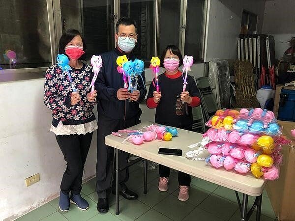 中興里元宵節禮品為老虎造型LED手提燈籠，外型可愛大受歡迎。圖取自游志鴻里長臉書