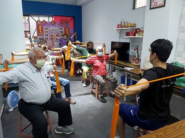 黎順里安排長者肌力訓練課程,邀請老師帶領長輩舒展筋骨。圖/取自卓秀娟里長臉書