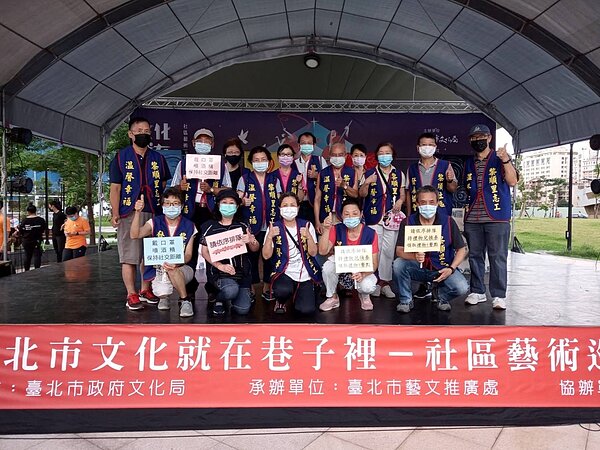 卓里長舉辦「文化就在巷子裡-社區藝術巡演」聯歡活動。圖/取自卓秀娟里長臉書