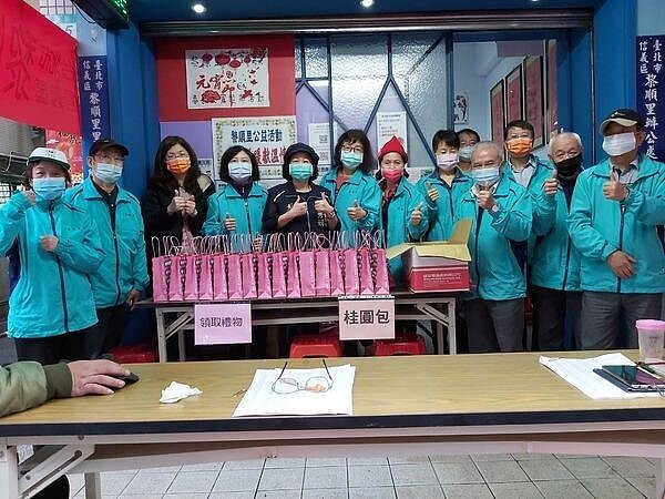 卓里長準備桂圓包及手工餅乾作為伴手禮,與里民同慶元宵。圖/取自卓秀娟里長臉書