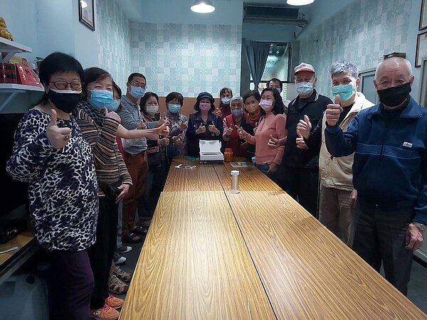 卓里長準備提拉米蘇蛋糕,為當月壽星長輩慶生。圖/取自卓秀娟里長臉書