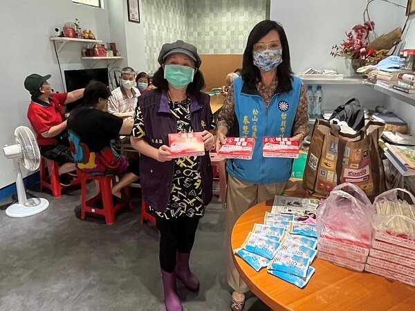 秦慧珠議員到訪黎順里探視長輩,準備「營養包」「口罩」。圖/取自卓秀娟里長臉書