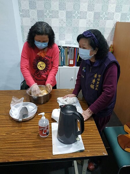 卓里長開烹飪課,親自帶領里民體驗製作芋圓跟地瓜圓。圖/取自卓秀娟里長臉書