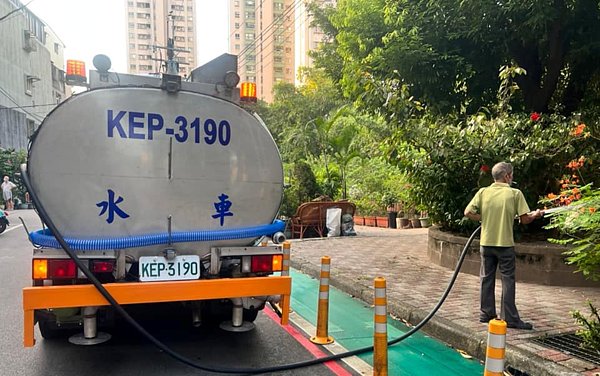 環境機動組緊急救援環境美化。佳和里里長陳得福提供