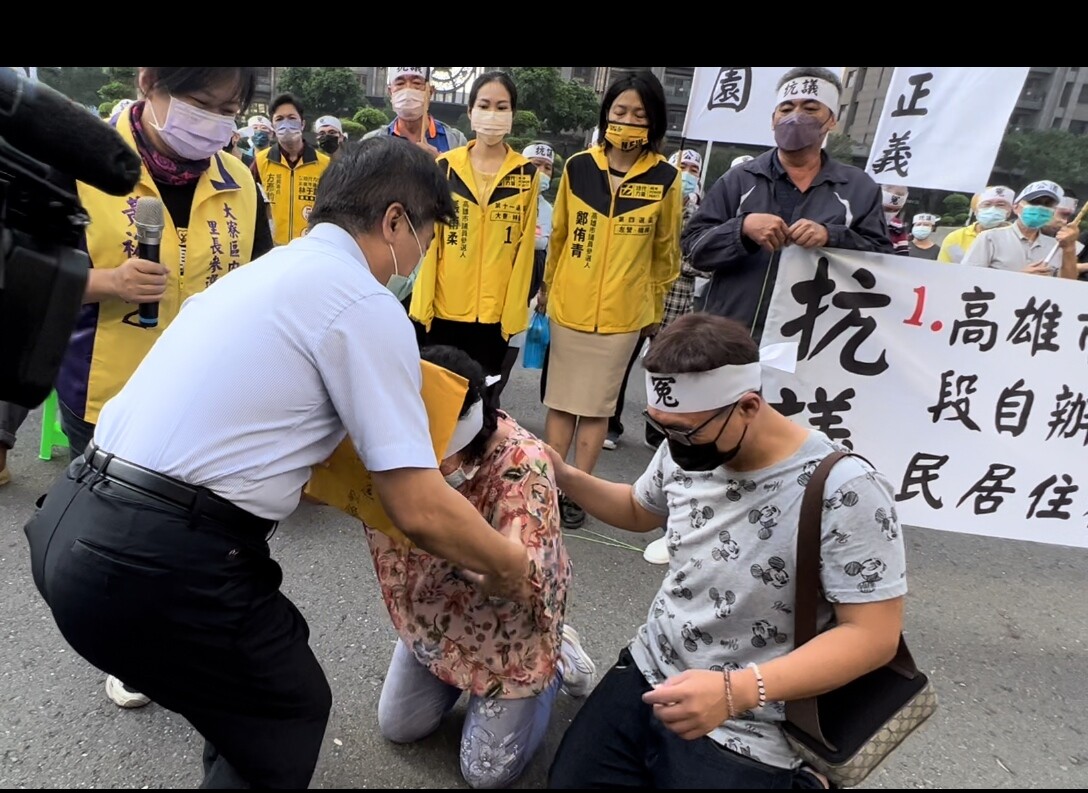 林姓老婦不願加入市地重劃，今早在市府激動下跪求情。記者王昭月／攝影 