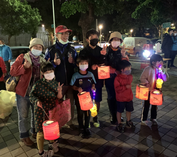 天和里舉辦元宵節活動，發放提燈給里民。圖／取自台北市鄰里服務網