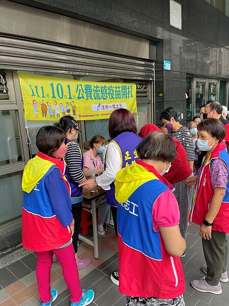 景安里民登記施打公費流感疫苗。 圖／游任是里長提供
