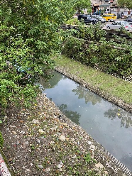 瓦磘溝整治之後，清澈度及氣味都有所提升。圖／游任是里長提供