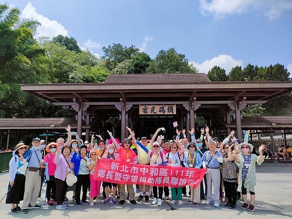 里內鄰長暨巡守隊隊員聯誼旅遊。圖／游任是里長提供