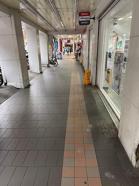 機車退出騎樓，還給行人寬廣的行走空間。 圖／游任是里長提供