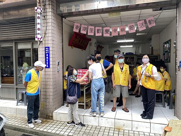 東湖里舉辦中秋節活動。圖／取自「內湖樂生活 X 有你有我」臉書