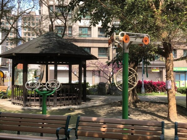 公園內有健身器材及涼亭供民眾使用。圖／取自「內湖樂生活 X 有你有我」臉書