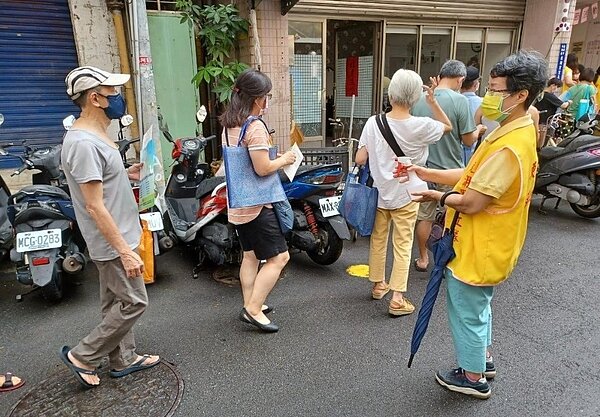 排隊時民眾遵守防疫規定。圖／取自「內湖樂生活 X 有你有我」臉書