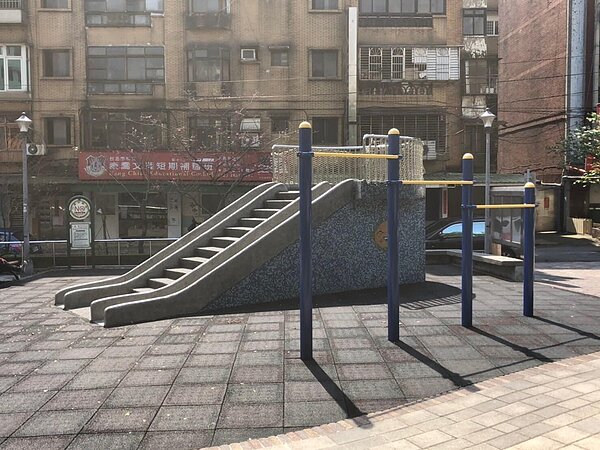 東湖四號公園內的磨石子溜滑梯。圖／取自「內湖樂生活 X 有你有我」臉書