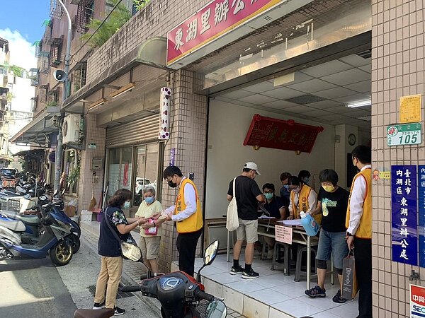 東湖里里民到辦公室領取贈品。圖／取自「內湖樂生活 X 有你有我」臉書
