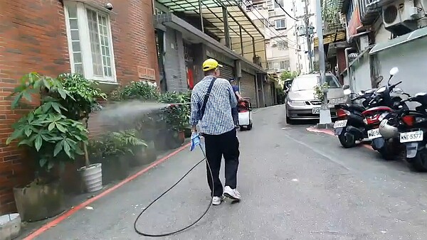 崇南里防疫消毒。圖/取自「鄭茂盛」臉書