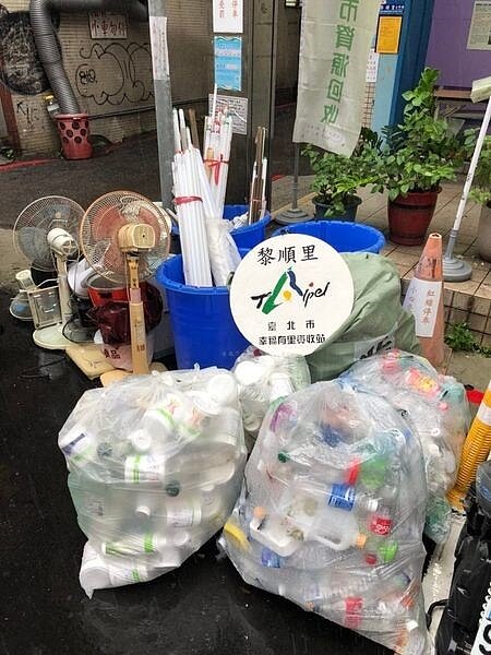 卓里長設立「幸福有里資收站」，鼓勵民眾落實資源回收
響應環保。圖／取自卓秀娟里長臉書