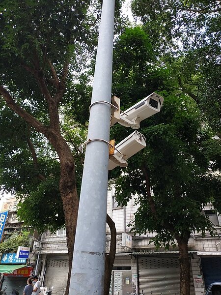 卓里長為維護里區治安，加裝公園綠地周圍監視器。圖／取自卓秀娟里長臉書