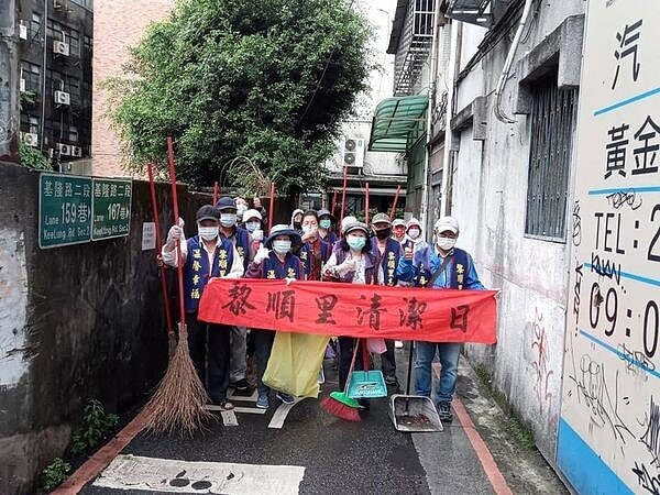 黎順里清潔日，卓里長領鄰長及環保志工一起打造衛生、乾淨、舒適的家園。圖／取自卓秀娟里長臉書
