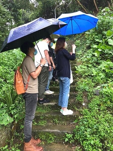 黎順里山坡土石地基不穩有公共安全之虞，卓里長偕同議員及工程專業人士安排現地場刊研議改善方案。圖／取自卓秀娟里長臉書