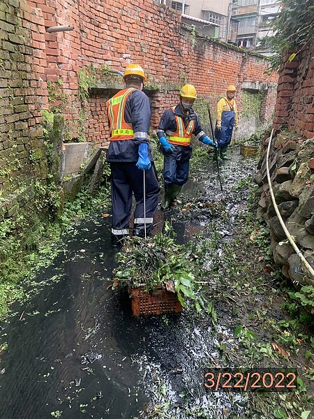 每年3-4月雨季來臨前，黎順里皆會進行溝渠清淤工程，從根本處防止夏季颱風釀災、病媒蚊孳生。圖／取自卓秀娟里長臉書