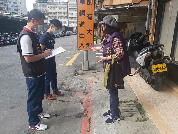 卓里長進行里區巡視，發現水溝蓋破損狀況，辦理休補更新作業。圖／取自卓秀娟里長臉書