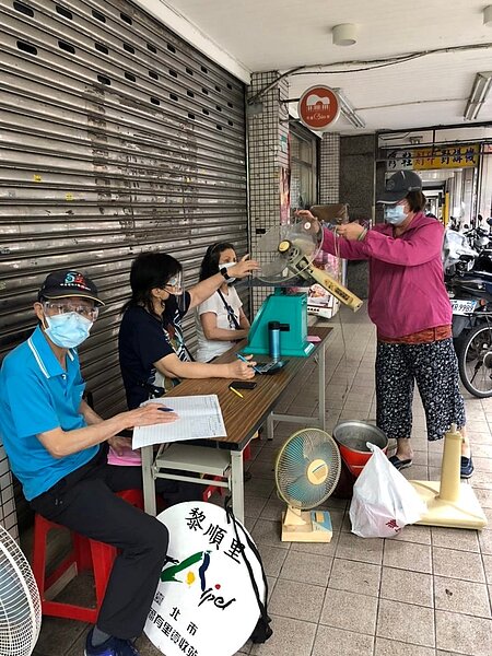 黎順里里民攜帶家中廢棄物到「幸福有里資收站」回收。圖／取自卓秀娟里長臉書