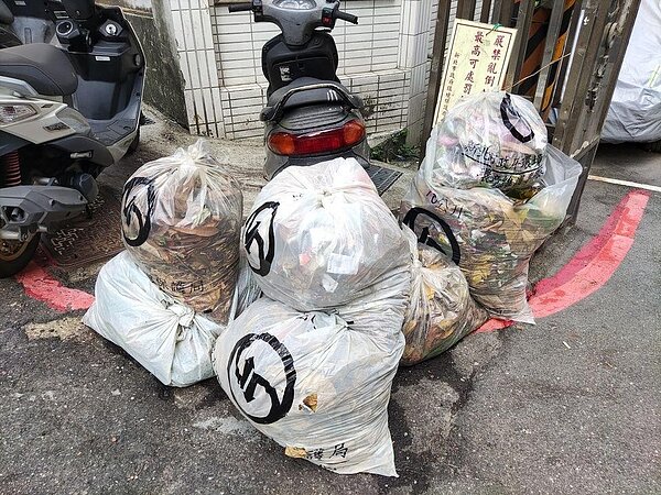 崇南里環保義工戰績。圖／取自「鄭茂盛」臉書