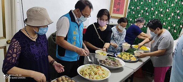 崇南里銀髮族共餐活動。圖／取自「鄭茂盛」臉書