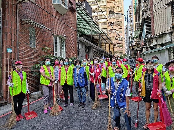 崇南里清潔日。圖／取自「鄭茂盛」臉書