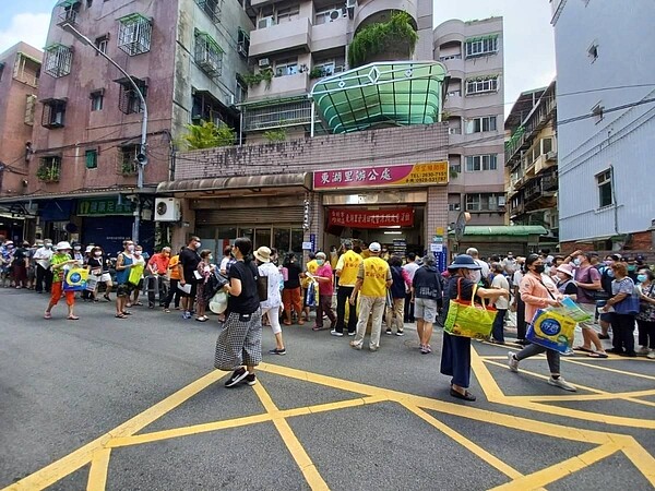 東湖里里民踴躍參與資源回收活動。圖/取自「東湖里」臉書