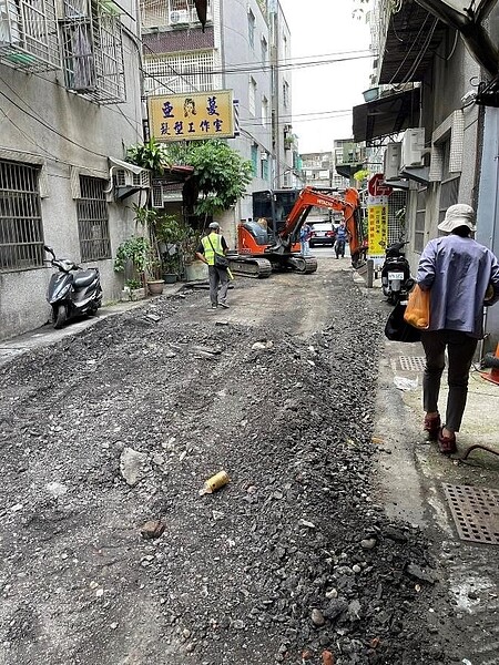 堡寬里長成功爭取到里內路段重新鋪柏油路。圖／取自板橋區港德里辦公處 里長江堡寬臉書粉絲專頁

