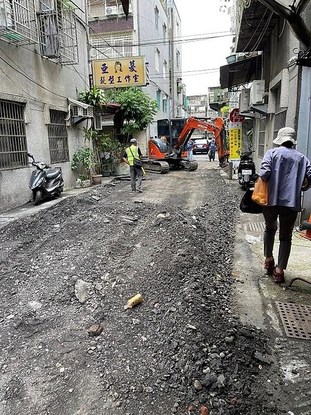 堡寬里長成功爭取到里內路段重新鋪柏油路。圖／取自板橋區港德里辦公處 里長江堡寬臉書粉絲專頁

