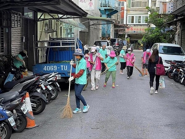 港德里的環保清潔日定期舉行。圖／取自板橋區港德里辦公處 里長江堡寬臉書粉絲專頁



