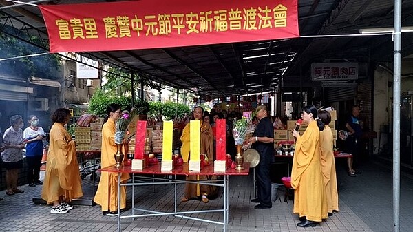 富貴里在中元節舉辦團拜活動。圖／詹汝提供

