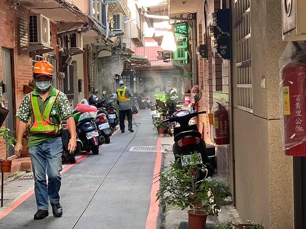 富貴里每周進行消毒工作。圖／取自板橋區富貴里臉書粉絲專頁

