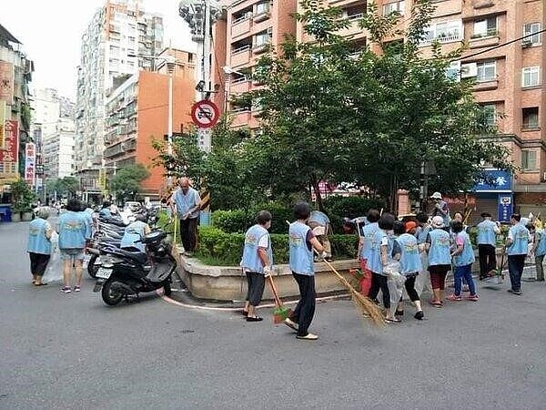 華貴里的環保志工辛勤地打掃環境。圖／取自林榮彩臉書粉絲專頁