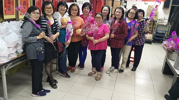 華貴里舉辦母親節活動。圖／取自林榮彩臉書粉絲專頁

