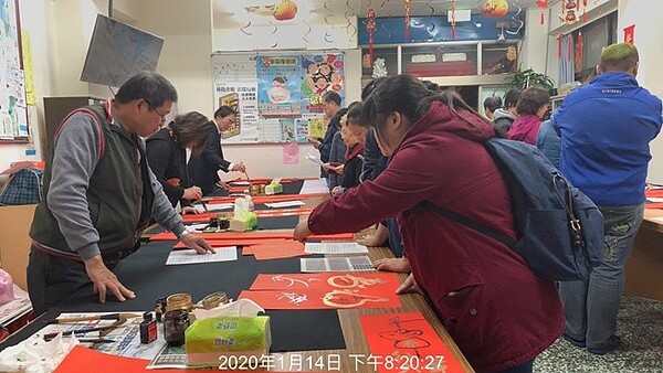 光華里過年時的書法書寫活動。圖／周秀美提供

