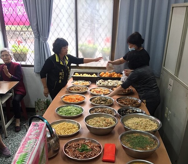 光華里定期舉辦銀髮族共餐活動。圖／周秀美提供


