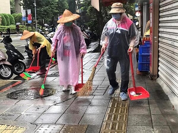 福丘里透過定期打掃里區環境，維持環境整潔。圖/取自徐金蓮臉書粉絲專頁

