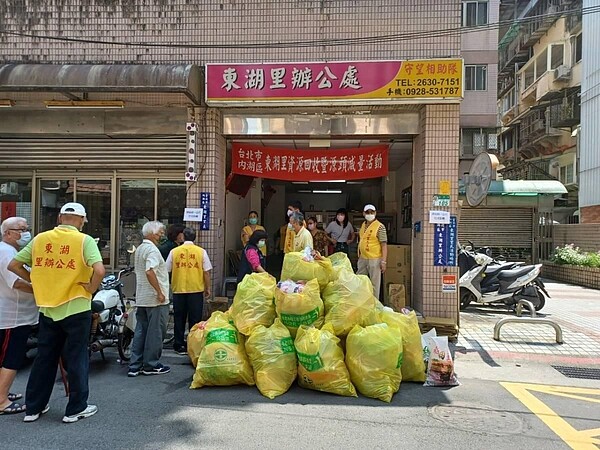 收集到許多民眾家中廢棄的物品。圖／取自「東湖里」臉書