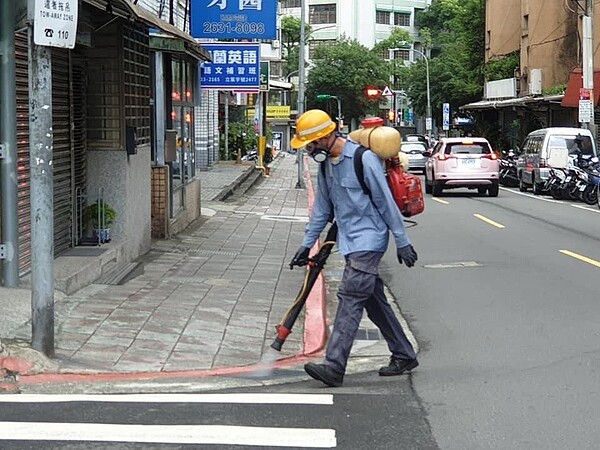 東湖里對街頭巷尾進行消毒。圖／取自「東湖里」臉書