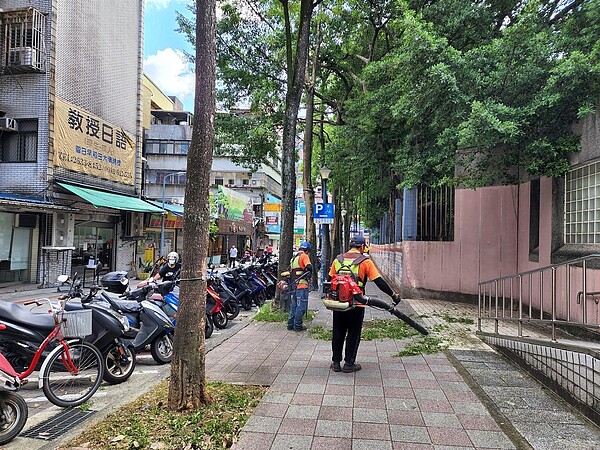 修理樹穴後的清理工程。圖/取自「東湖里」臉書