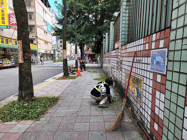 東湖里整理國小周圍的環境。圖/取自「東湖里」臉書