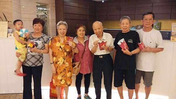 重陽節時徐金蓮里長親自至里民家中發放敬老金。圖／取自徐金蓮臉書粉絲專頁

