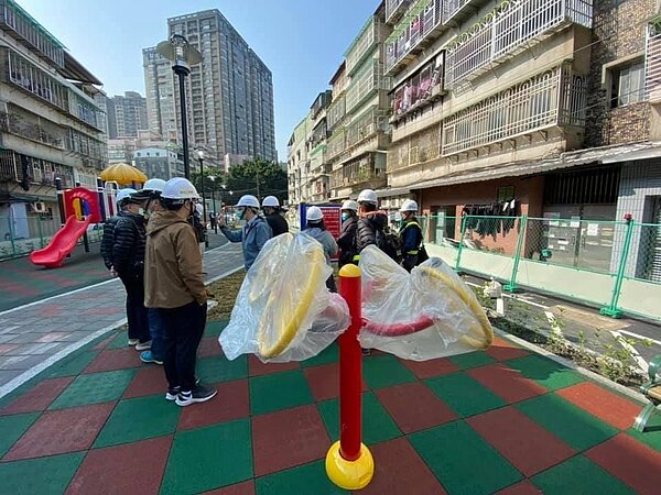 李里長向新北市政府提案運用閒置市有土地規劃公園綠地，供里民休憩空間。圖／取自李建重里長臉書專頁

